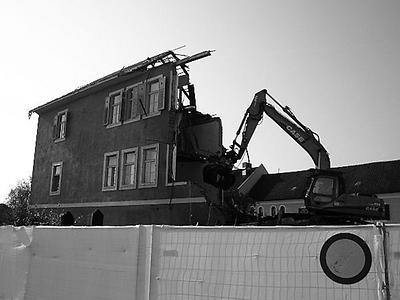 war erst arbeitsplatz der ordensfrauen auf dem klosterareal, nach dem mauerfall kurze zeit eine betriebsstätte der chance b. (2006 abgetragen.) (Ingrid Lechner-Sonnek: Das Dominikushaus war das, es beherbergte u.a. die Weberei und Näherei von Messgewändern.)