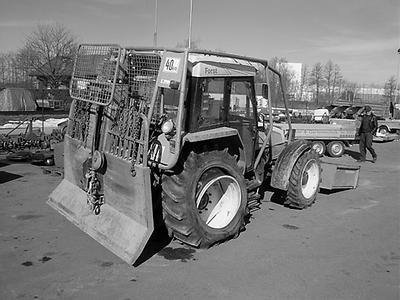 von der anderen seite gesehen: eine steyr 968er forst-version mit tiger-seilwinde und einem deutlichen bedarf nach reifenwechsel.