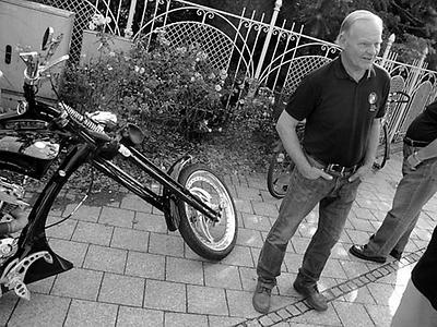 ich dachte, tantscher würde etwas so heftiges wie dieses modifizierte motorrad eher mißbilligen. irrtum! er bestaunte den einfallsreichtum und die handwerklichen details.