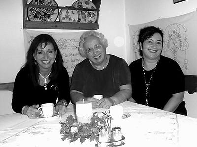 2006 im haus messner; zur erinnerung an eine institution. (anna messner und ihre töchter.)