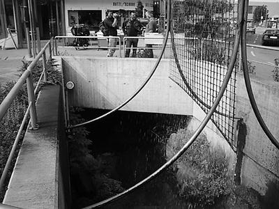 wo die ludwig binder-straße in einer kurve beginnt und die weizerstraße richtung stadtzentrum verläuft, verschwindet der gleisbach unter der erde, um ein stück weiter westlich - am ledererweg - wieder aufzutauchen, wo er offen weiterfließt, um vor der bürgergasse erneut im untergrund zu verschwinden.