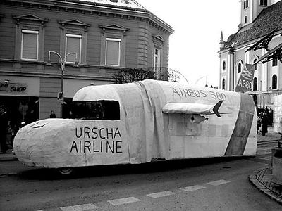 fasching 2006: die airline hat es nicht durch die finanzkrise von 2008/2009 geschafft. (der airbus a380 galt damals mit seinen bis zu 853 sitzplätzen als das größte passagierflugzeug der welt, hätte also urscha fast zweifach einpacken können.)