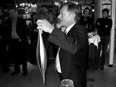 november 2008, als die stadtapotheke noch mit dem namen mayr verbunden war und hausherr richard mayr mit dem christbaumschmuck wohl andeutete, daß man auch für sehr große bäume gerüstet ist.