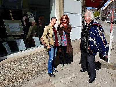 Von links: Monika Lafer, Eva Surma und Heinz Payer vor dem „Zeit.Raum“