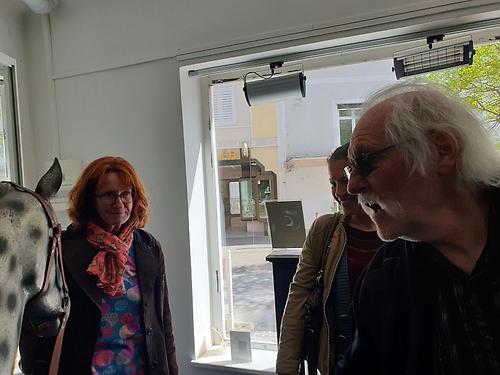 Von links: Eva Surma, Monika Lafer und Heinz Payer im Gleisorfer „Zeit.Raum“.