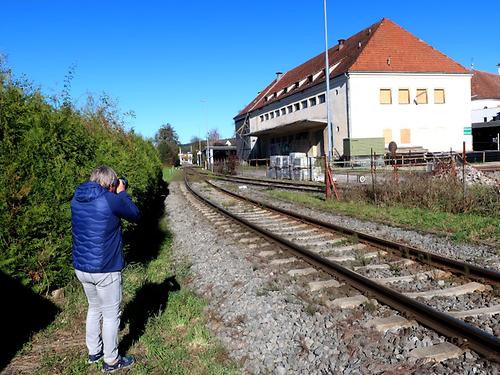 Fotograf Richard Mayr vor dem Lagerhaus des Archipels.