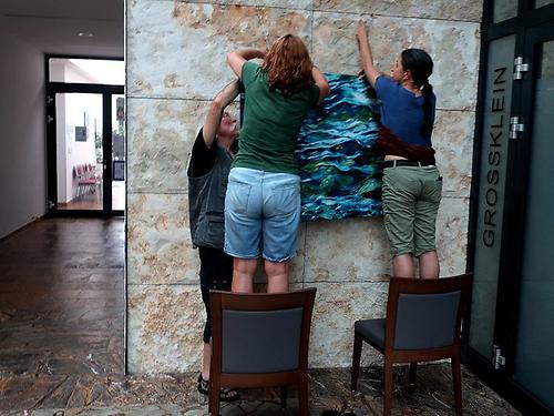 Eine Arbeit von Monika Lafer im Foyer des Gemeindezentrums.