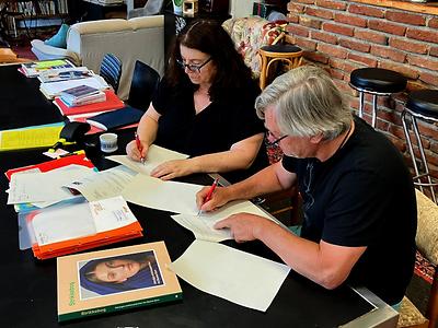 Verlegerin Anita Keiper und Fotograf Richard Mayr bei letzten Handgriffen zum Buch.