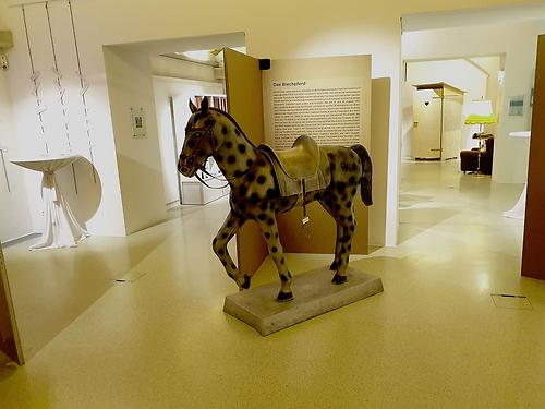 Blechpferd aus der vormaligen Spenglerei Csamay, hier in der Ausstellung „Stadtgeflüster“.