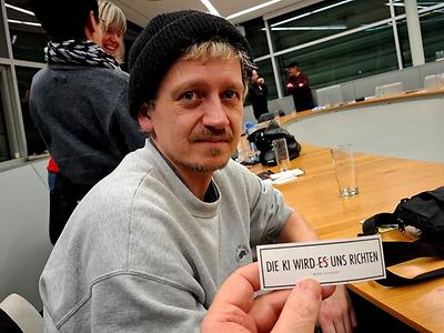Künstler Gernot Passath und einer seiner Themen-Stickers.