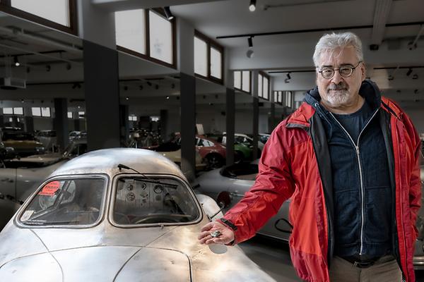 Martin Krusche mit einem exklusiven Streamliner: Porsche Typ 64. (Foto: Richard Mayr.