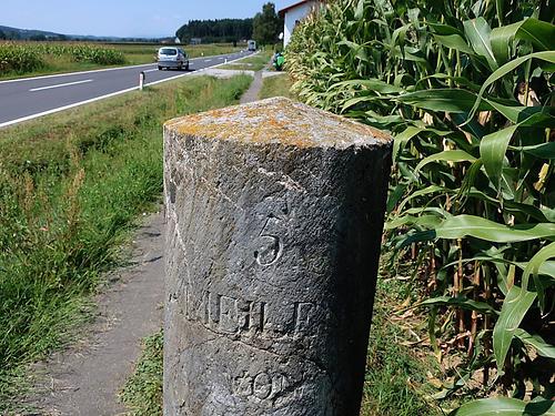 Post-Meilenstein an der Ungarnstraße