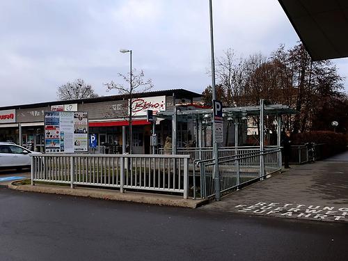 Der Gleisbach fließt hier in den Untergrund.