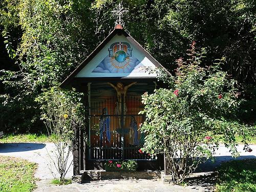 Statt der Begleitbäume zwei Rosensträuche.