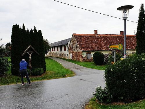 Kalch: Ein Kreuz, mit sehr schönen, alten Figuren, die etwas rohe Züge haben und vom Wetter gegerbt sind.“ ( Auf der Karte ) ( Im Album )