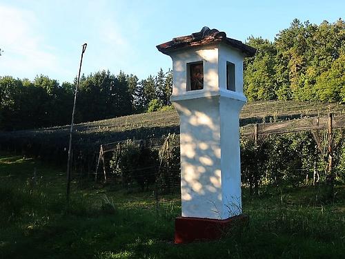 Tabernakelpfeiler zwischen Golfplatz und Obstplantagen. ( Auf der Karte )