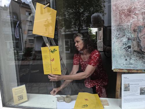 Karin Klug beim Einrichten des Ensembles