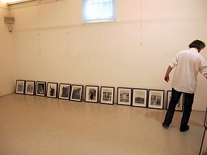 Ausstellungsaufbau mit Aquarellen von Radenko Milak– (Foto: Martin Krusche)