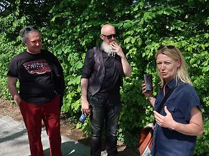 Von links: Die Maler Wilhelm F. Draxler und Nikolaus Pessler mit Ursula Glaeser. (Foto: Martin Krusche)