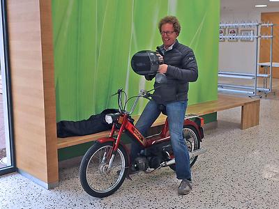 Bürgermeister Werner Höfler schätzt das robuste Puch Maxi. (Foto: Martin Krusche)