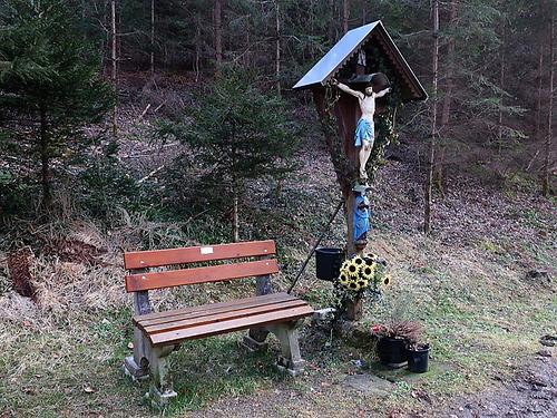 Gepflegtes Wegkreuz hinterm Gleisdorfer Moosgraben. (Foto: Martin Krusche)