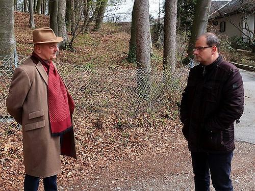 An der Schwelle zum Wald über Gleisdorf: Pädagoge Franz Wolfmayr (links) und Lokalpolitiker Wolfgang Weber. (Foto: Martin Krusche)