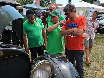 Klassiker-Treffen: Gottfried Lagler befragt Schrauber Karl Haar zum Triebwerk eines imposanten Cadillac Doppel-Phaeton. (Foto: Martin Krusche)