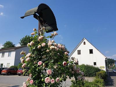 Typisches Beispiel für ein Wegkreuz mitten in der Stadt. (Foto: Martin Krusche)