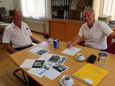 Zwischendurch meine spontanen Weggefährten: erfahrene Bürgermeister im Kontrast. (Links Robert Schmierdorfer und rechts Peter Moser.) (Foto: Martin Krusche)