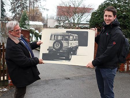 Manfred Haslinger (links) und Constantin Kiesling mit einem unrealisierten Pinzgauer-Konzept – (Foto: Martin Krusche)