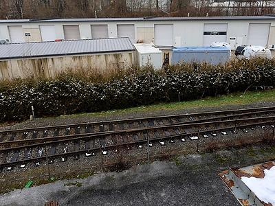 Hinter diesem Abschnitt, einer Mischung aus Eisenbahn, Zufahrtsstraße und Betriebsgelände, liegt der Altarm.