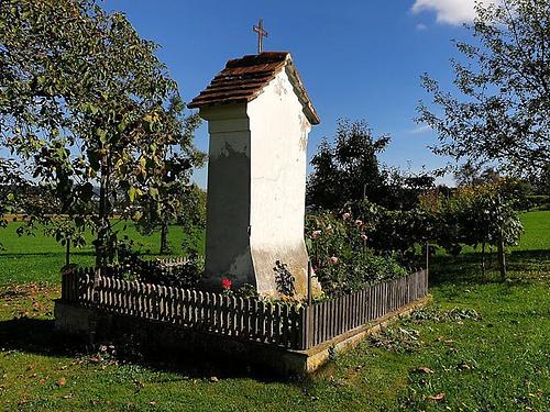 Flöcking: Breitpfeiler in privatem Gärtlein.