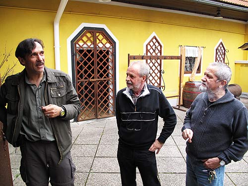 beispiel für eine kontrastreiche location crew an meiner seite. von links: techniker michael toson, fotograf franz sattler und filmemacher max ladenhauf. (Foto: Martin Krusche)