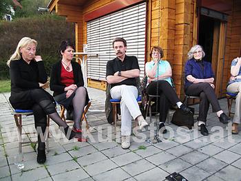 Konsequente inhaltliche Arbeit: Kunstsammler Erich Wolf (Mitte) zu Fragen der gegenwartskunst. (Foto: Martin Krusche)