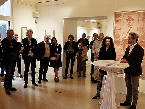 Ganz rechts: Kulturreferent Karl Bauer, neben ihm Kunsthistorikerin Tanja Gurke, ganz links Kurator Georg Köhler, rechts neben ihm Leihgeber Gerhard Sommer. (Foto: Martin Krusche)