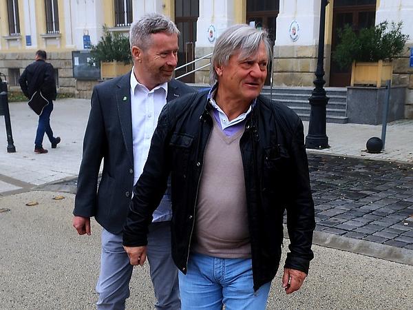 Gleisdorfs Kulturreferent Karl Bauer (links) und Fotograf Richard Mayr auf dem Erzsébet tér.