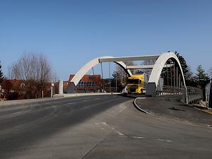 Die neue Bogenbrücke und links im Bild ein alter Meilenstein der Strata hungarica.