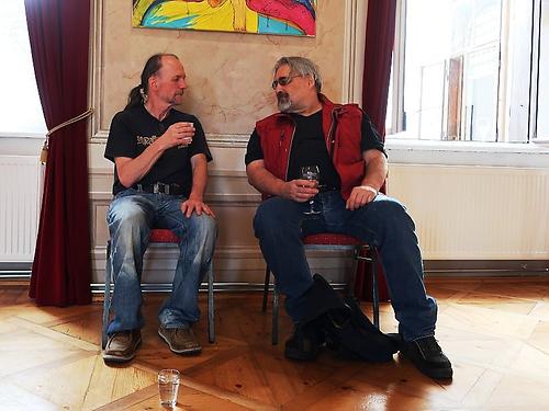 Schloß Freiberg als Drehscheibe: Autor Martin Krusche (rechts) neben Musiker Reinhard Ziegerhofer. (Foto: Ursula Glaeser)