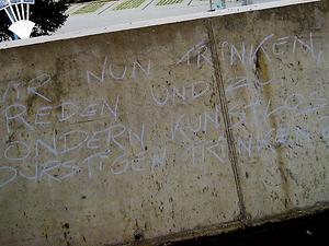 Die Mauer und die Schrift. (Foto: Martin Krusche)