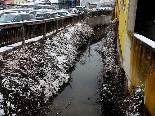 Die Brücke in der Grazerstraße ist quasi das Portal für den Bach auf seinem Weg zur Raab.