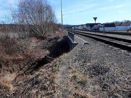 Mit dem Durchlaß im Bahndamm beginnt dieser Abschnitt.