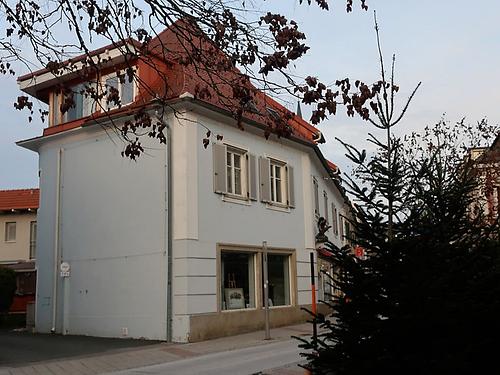 Zu ebener Erde: die zwei Zeit.Raum-Fenster in der Gleisdorfer Bürgergasse.