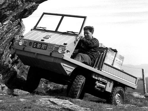 Herbert Krois mit einem Haflinger der frühen Baumuster. (Foto: Archiv Kiesling/Markus)