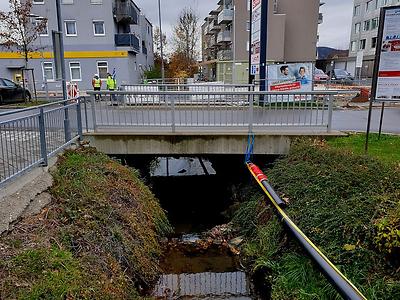 Die Brücke auf dem Privatgrund, dahinter jene der Schillerstraße.