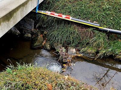 Bleiben derzeit allerhand Leitungen, die in der Erde verschwinden werden.