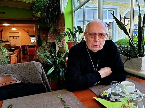 21. Mai 2021: Wissenschafter Hermann Maurer beim Arbeitsessen zur Projektbesprechung in der „Alten Mühle“ in Takern. (Foto: Martin Krusche)