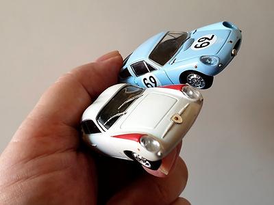 Wir sind nebenbei auch obsessive Sammler. Gall hat mit diesen beiden Abarth-Miniaturen für exquisite Neutzugänge in meiner Vitrine gesorgt. Das Fiat Abarth 750 Coupé (weiß) und eine Simca Abarth Berlinette 1300