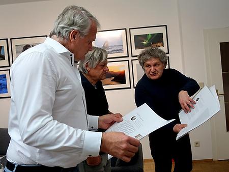 Der Ernst des Lebens in der Typographie (von links): Peter Moser (Vizebürgermeister, Ludersdorf), Richard Mayr (Fotograf) und Jörg Klauber (Grafikdesigner) im Finish zum Buch „ Wegmarken “.