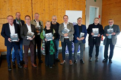 Von links: Hans-Peter Zaunschirm, Robert Schmierdorfer, Werner Höfler, Peter Moser, Iris Absenger-Helmli, Martin Krusche, Christoph Stark, Richard Mayr, Jörg Klauber, Siegbert Rosenberger (Foto: Energie-Region)