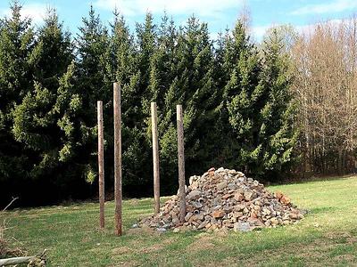 ich war aus dem wald gekommen, ging ein stück unter der sonne, kam um die ecke und dachte auf anhieb: die bauen einen galgen.